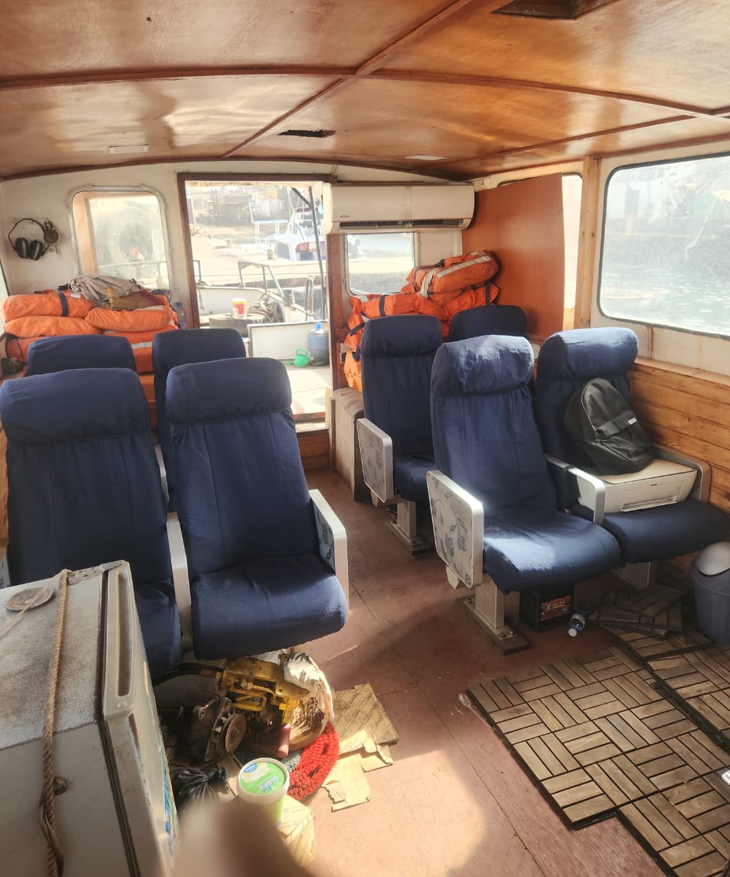 Passenger cabin with life vests