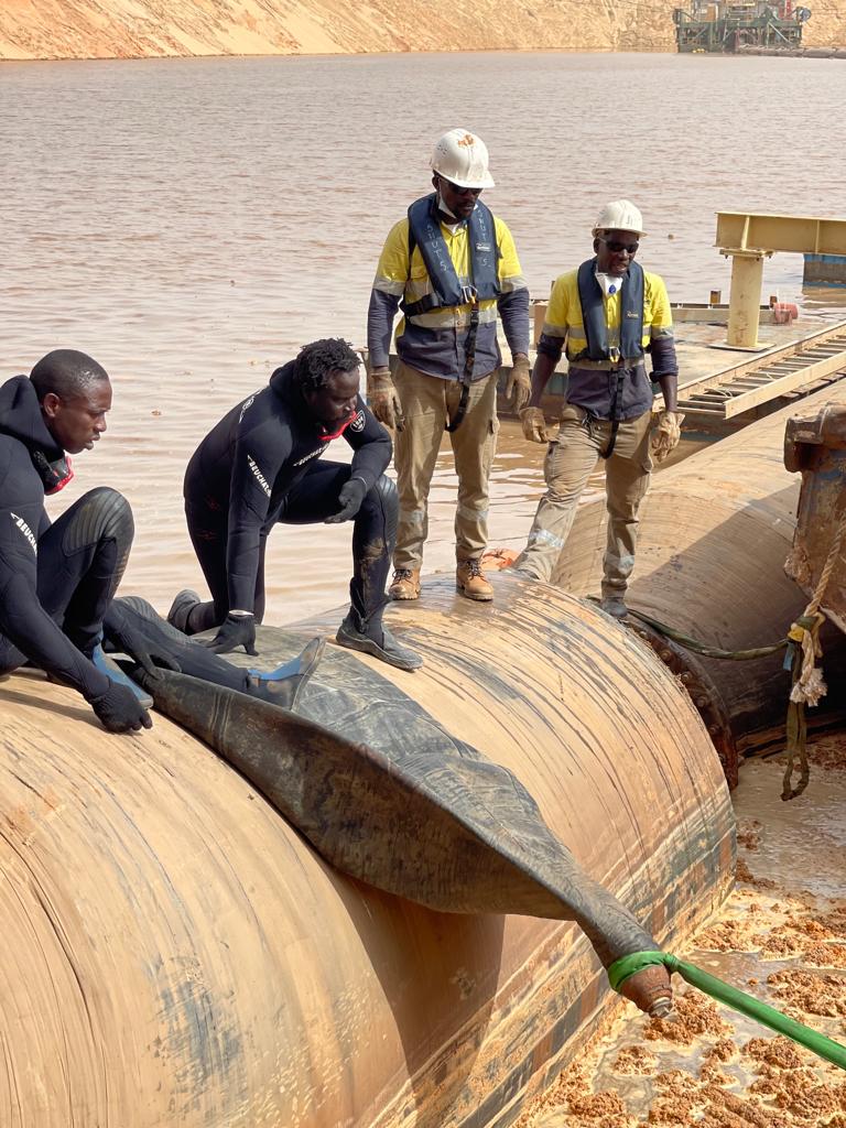 Dive team on a subsea pipeline